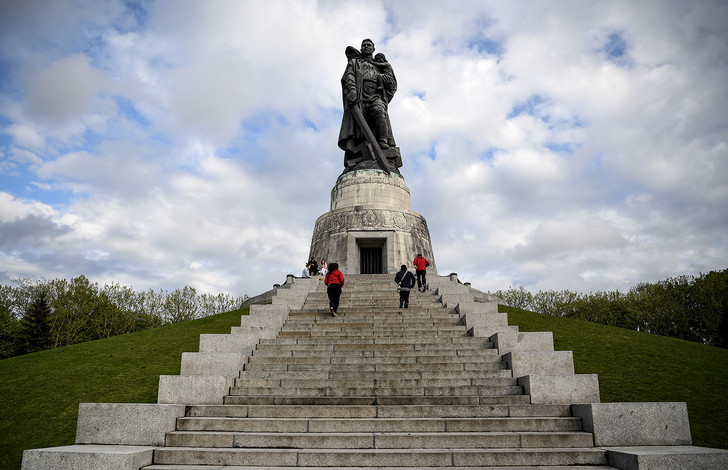Где и в каких странах сносят памятники СССР