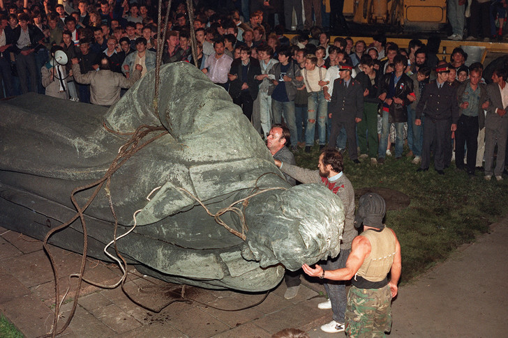 Снос памятника Дзержинскому на Лубянской площади во время путча, 22 августа 1991 г.